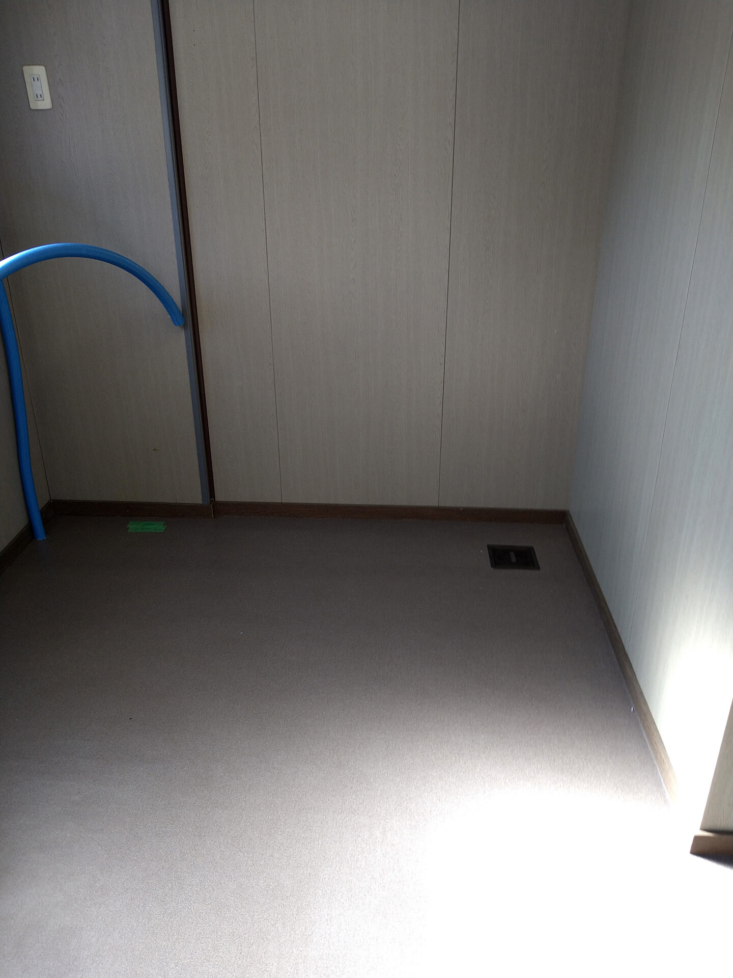 青森市浪岡：プレハブ事務所の床の部分的な下地補強と貼り替え
